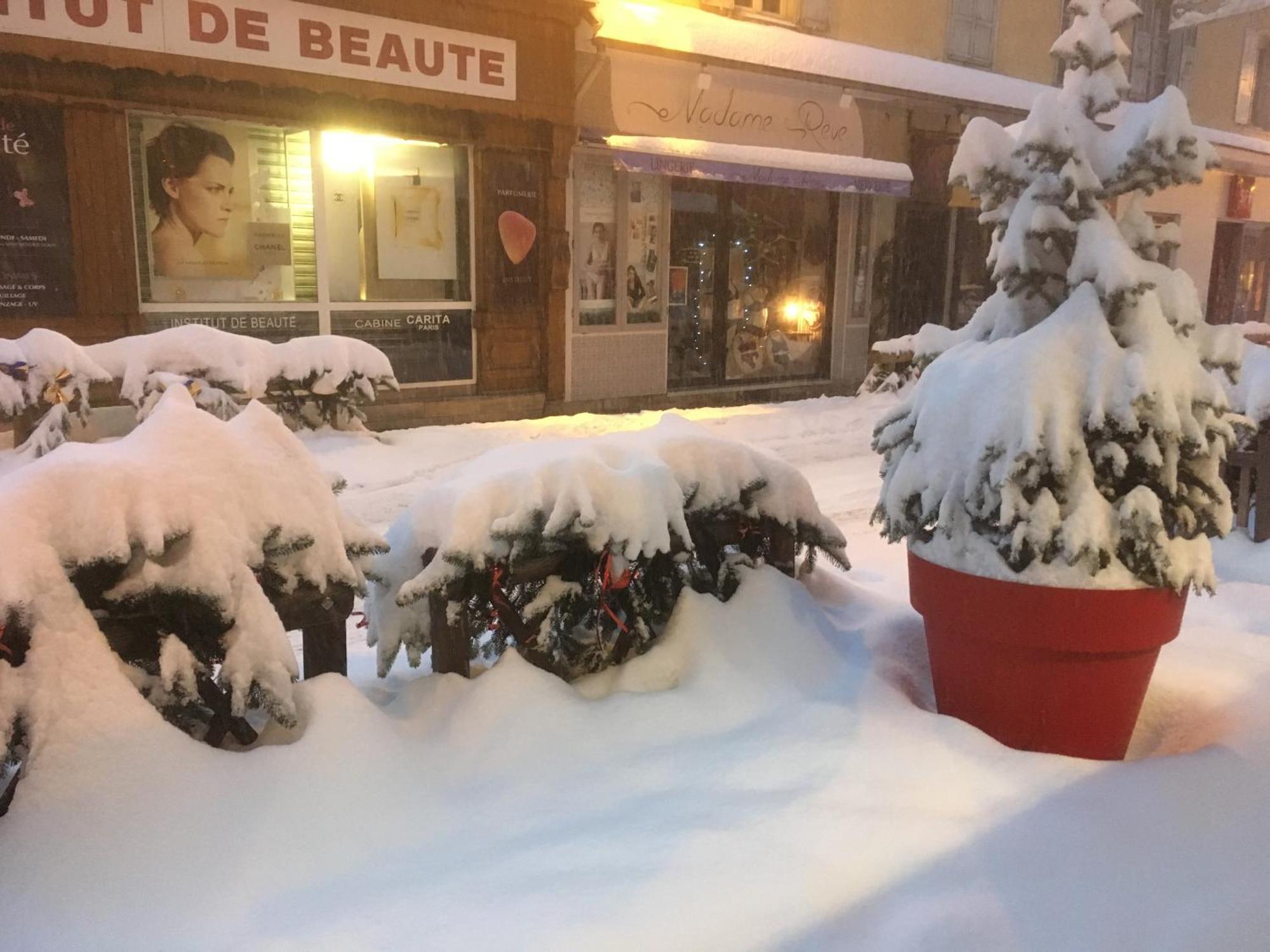 Hotel Restaurant De La Chaussee Briancon  Exterior photo